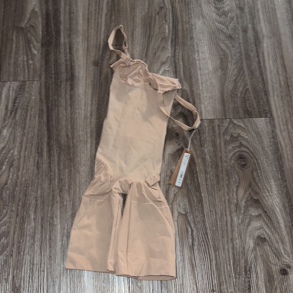 skims 
Shapewear Bodysuits
EVERYDAY SCULPT
MID THIGH BODYSUIT - Picture 7 of 8